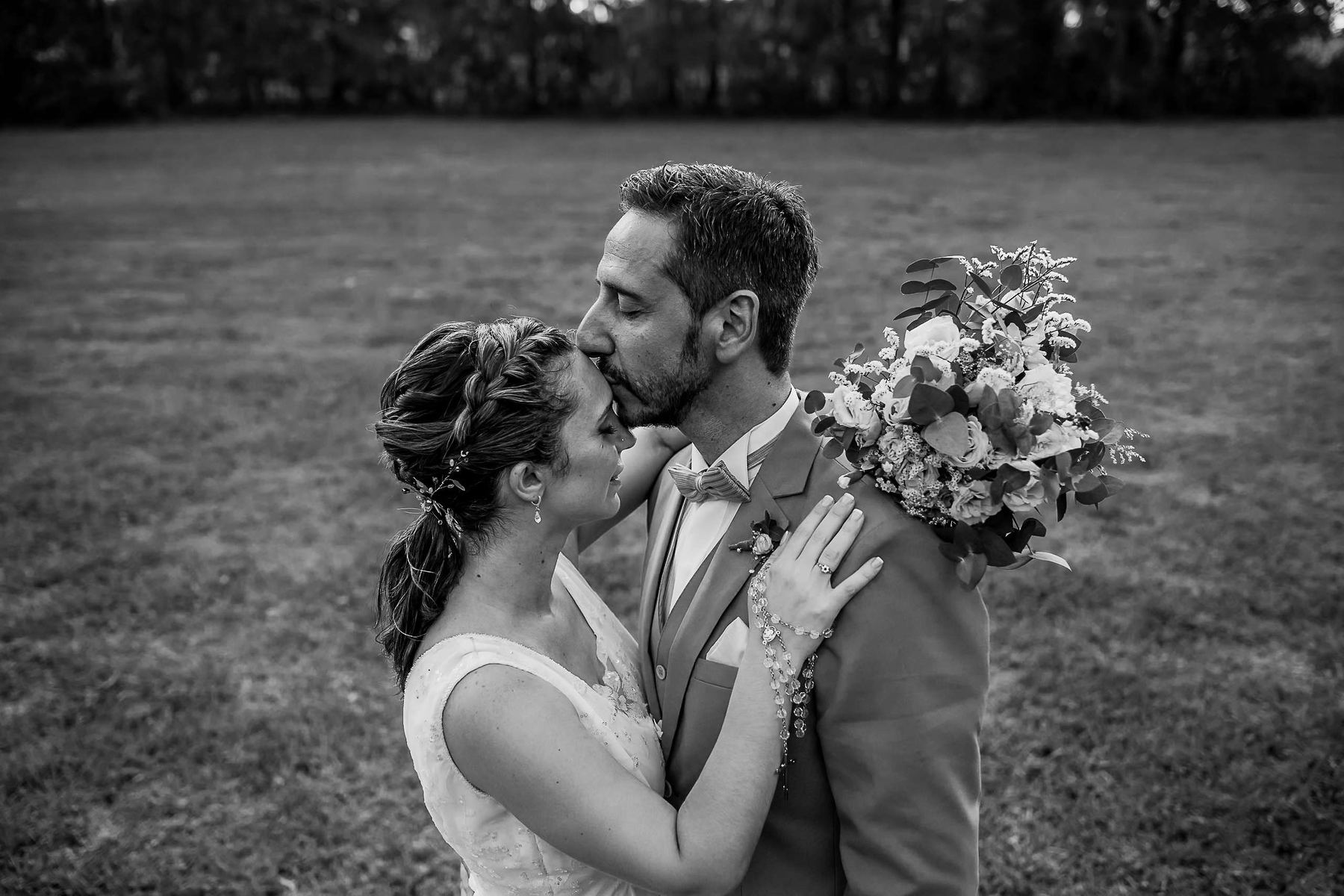 Retrato romántico de novios al atardecer en Álamos de Cañuelas