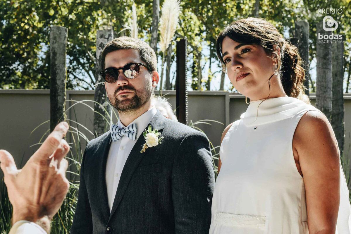 Novio con lentes de sol durante la ceremonia al aire libre