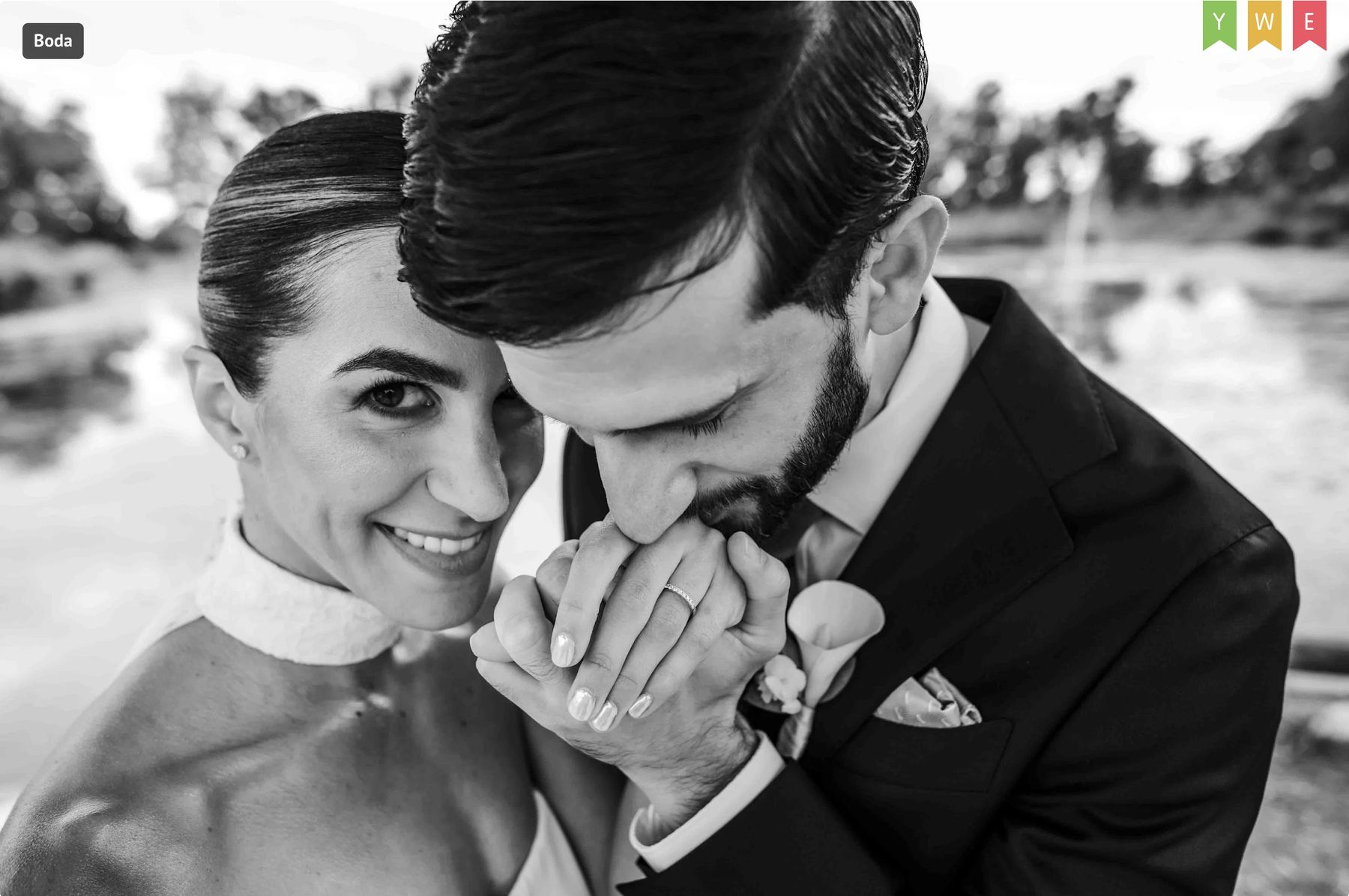 Novio besando la mano de la novia, primer plano en blanco y negro, Espacio PK Granero